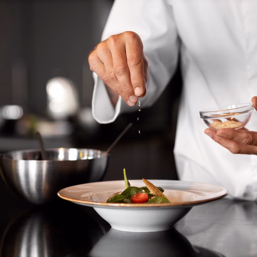 chef-professionista-che-prepara-il-cibo-in-cucina_23-2149727977